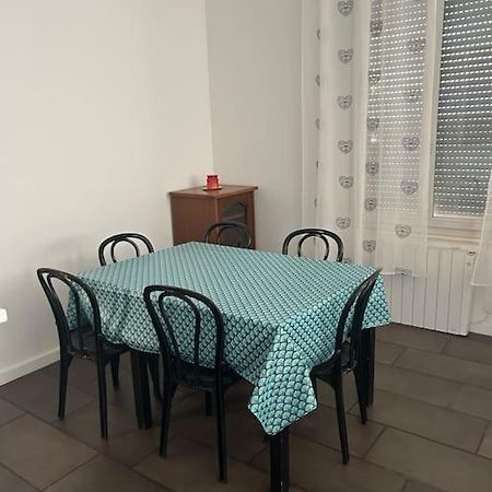 Superbe Appartement Avec Parking Gratuit Vaulx-en-Velin Eksteriør billede