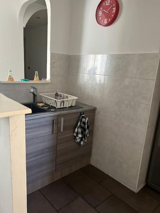 Superbe Appartement Avec Parking Gratuit Vaulx-en-Velin Eksteriør billede